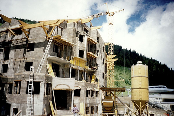 Bau des Hotels Zauchensee Zentral im Winter 1997-98